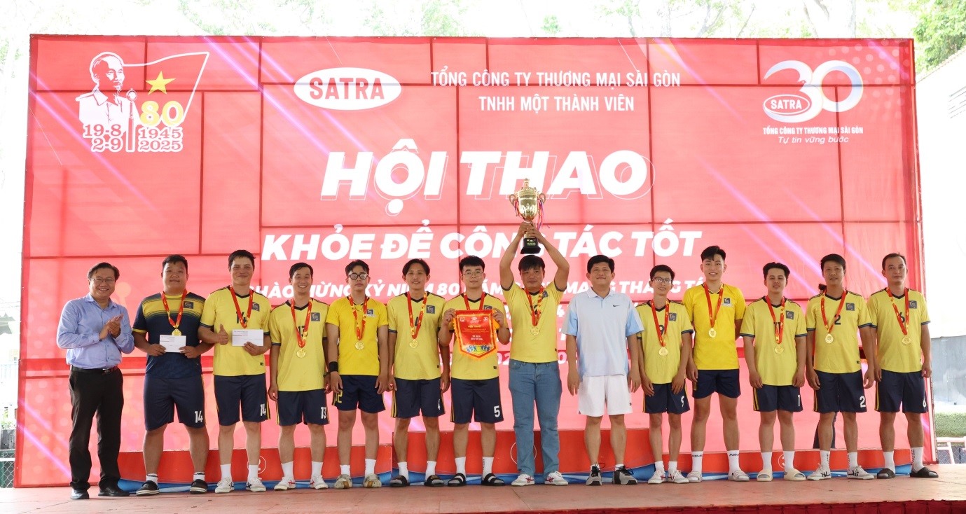 Đội kéo co nam Công ty Quản lý và Kinh doanh Chợ Bình Điền xuất sắc giành giải Nhất tại Hội thao "Khỏe để công tác tốt"