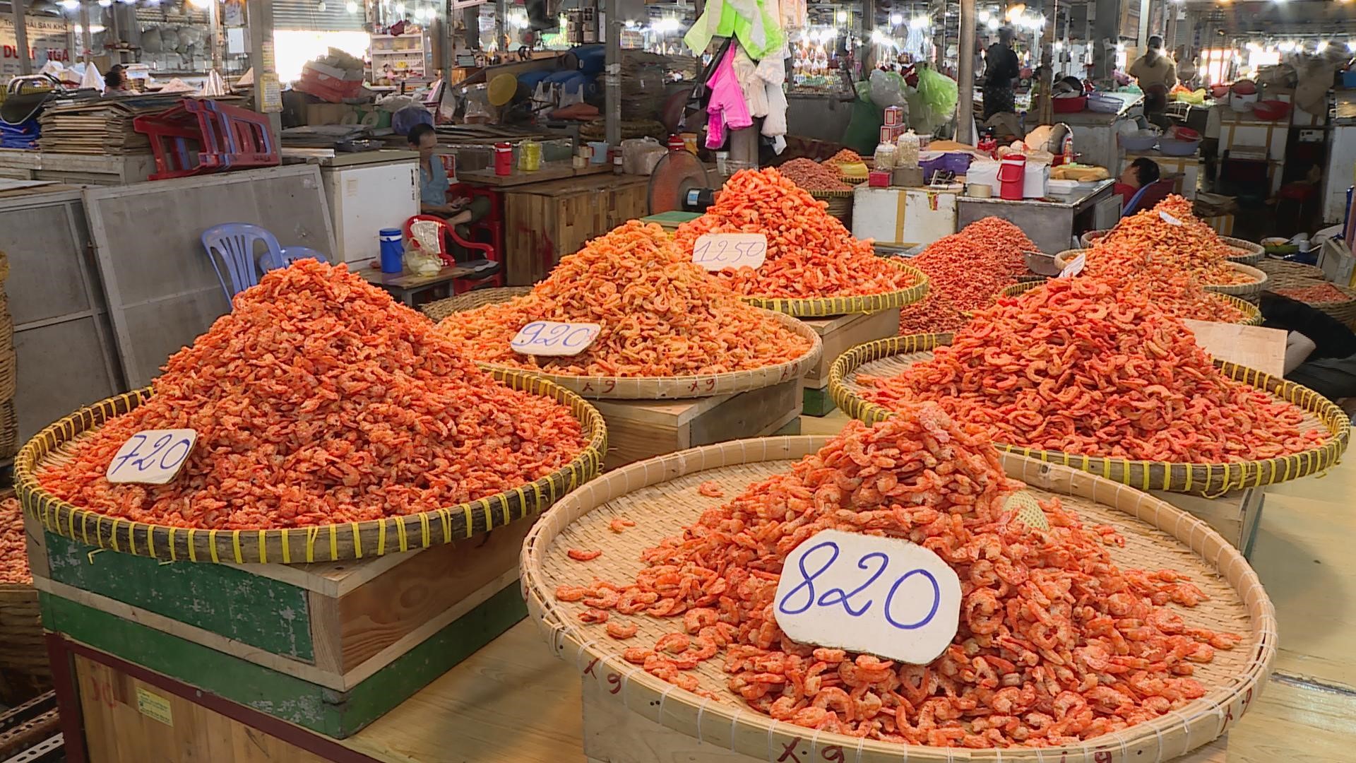 Chợ khô lớn nhất TP. Hồ Chí Minh nhộn nhịp hàng Tết: Nguồn cung dồi dào, tiểu thương nỗ lực bình ổn giá