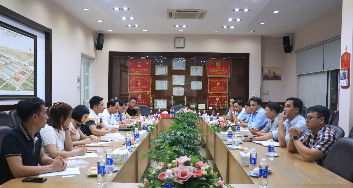 Đoàn công tác Sở Nông nghiệp và Phát triển nông thôn thành phố Hà Nội đến làm việc và tham quan thực tế Chợ Bình Điền.