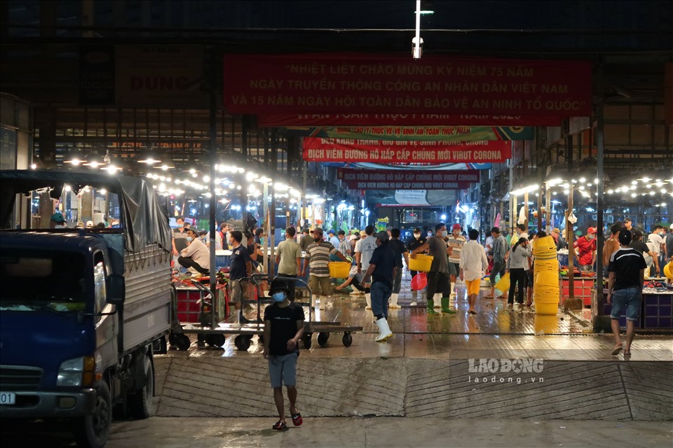 At midnight on the "market of those who do not sleep" in the middle of COVID-19 season