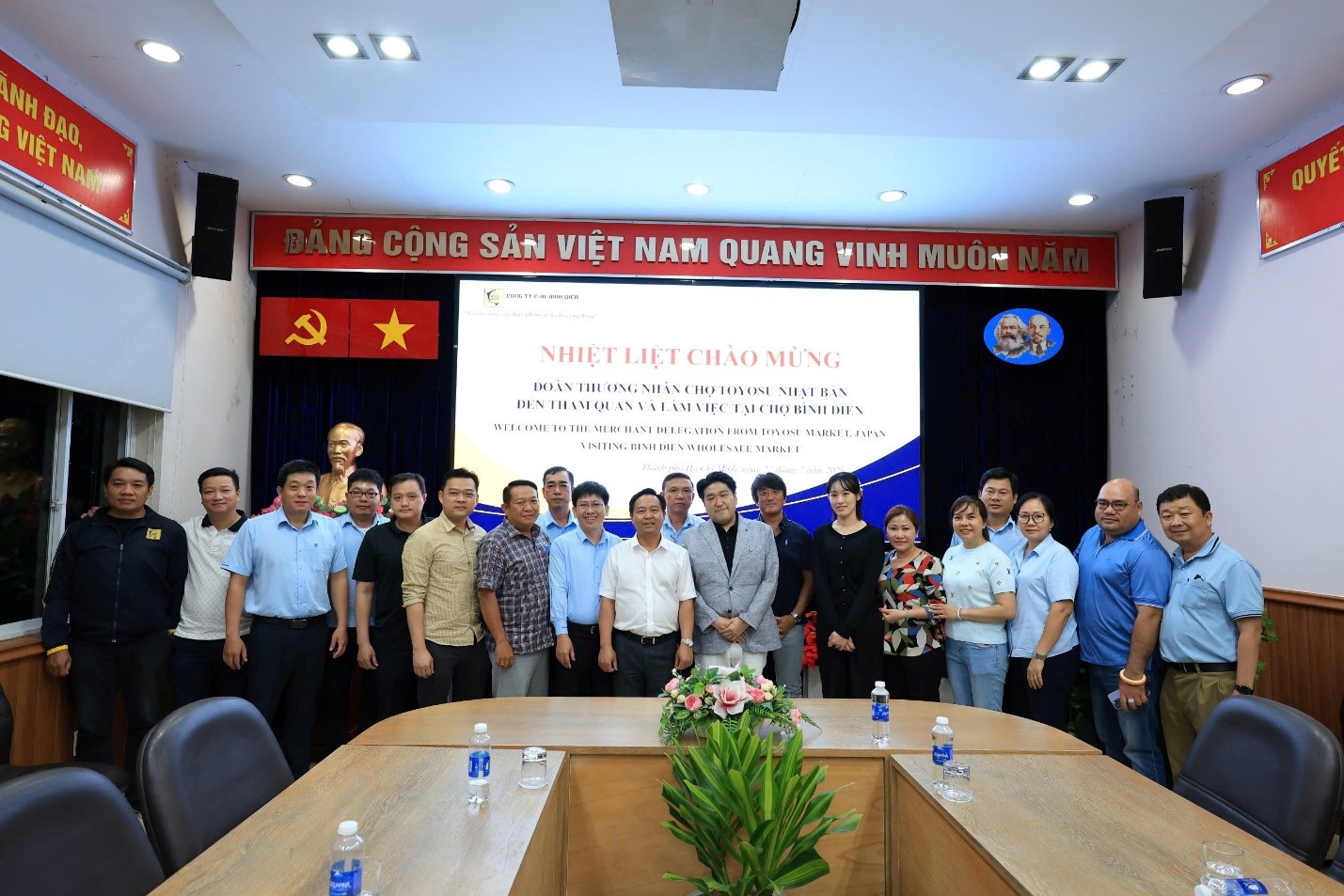 ĐOÀN THƯƠNG NHÂN CHỢ TOYOSU (NHẬT BẢN) THAM QUAN, LÀM VIỆC TẠI CHỢ ĐẦU MỐI BÌNH ĐIỀN